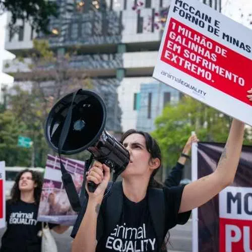 Protesto em frente à sede da McCain