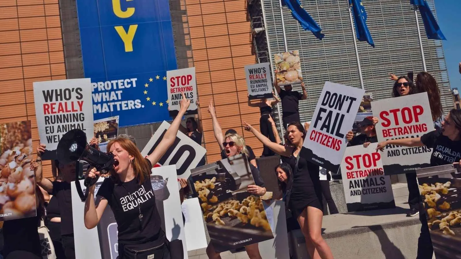 Protestos em frente a sede da União Europeia