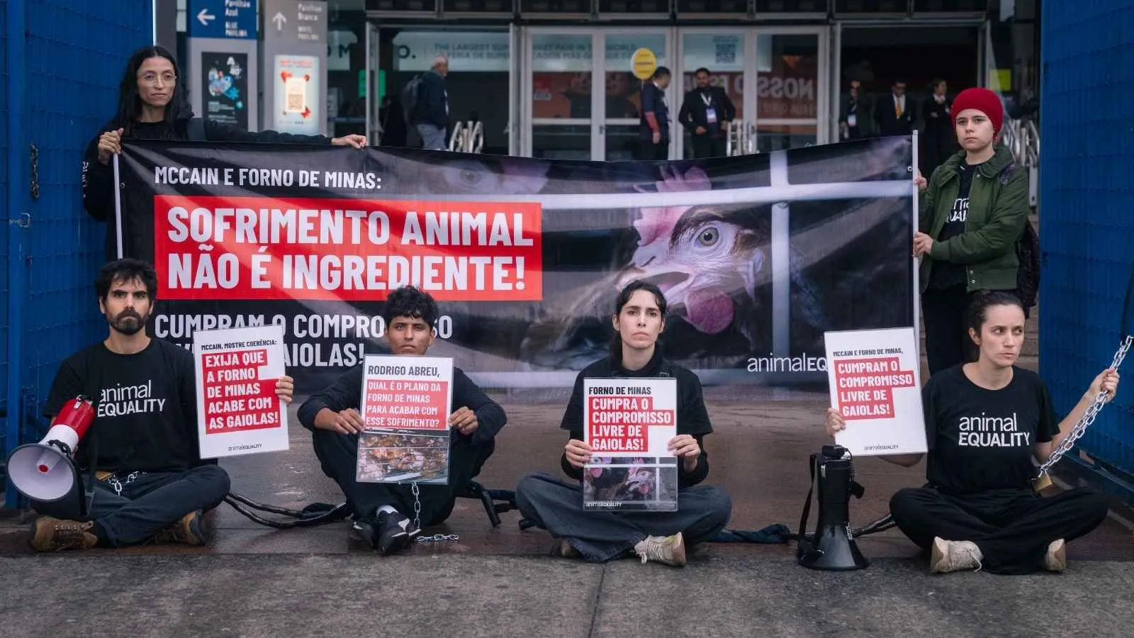 Equipe da Animal Equality e ativistas se acorrentam em frente ao APAS SHOW