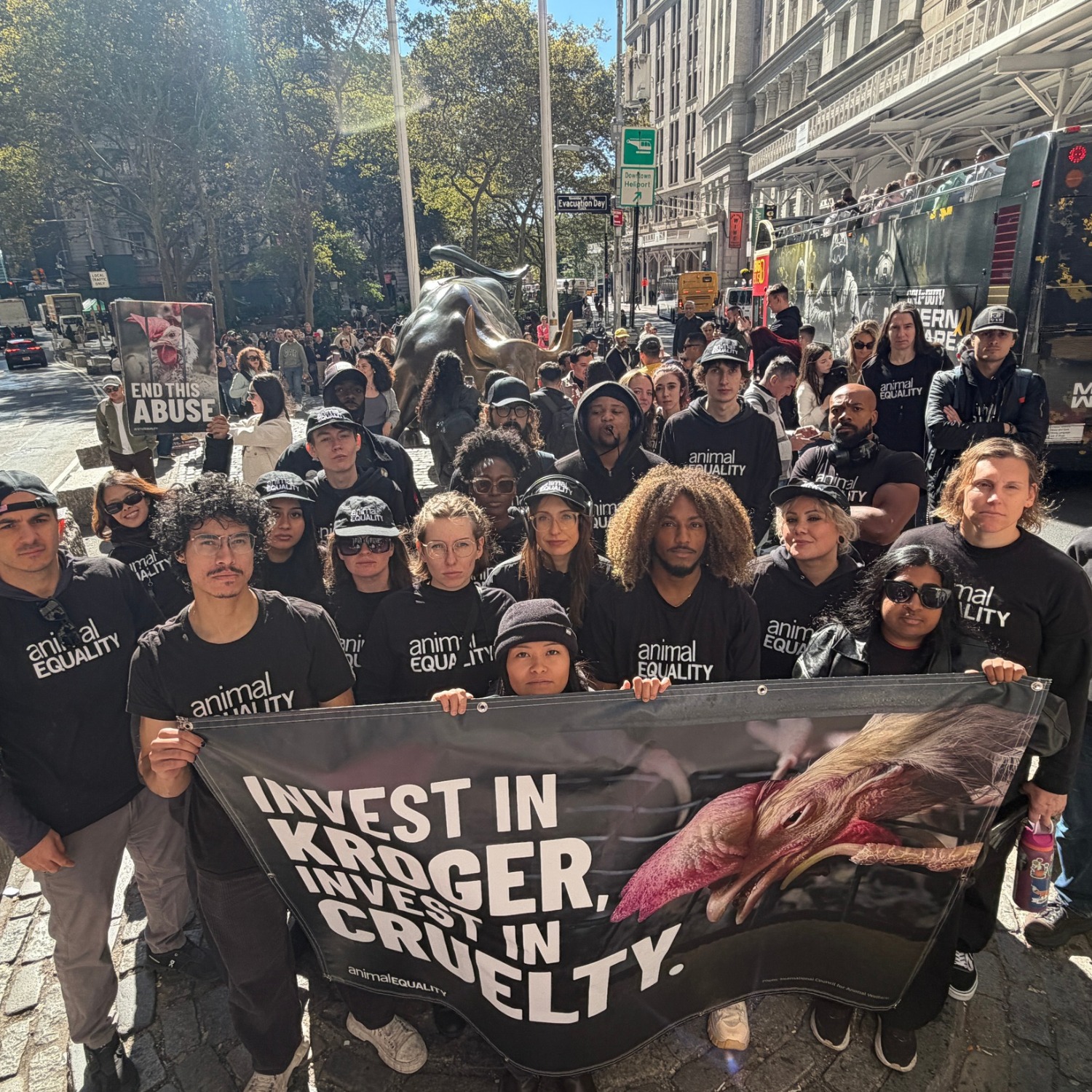 Dezenas de ativistas em protesto para que o Kroger cumpra sua promessa