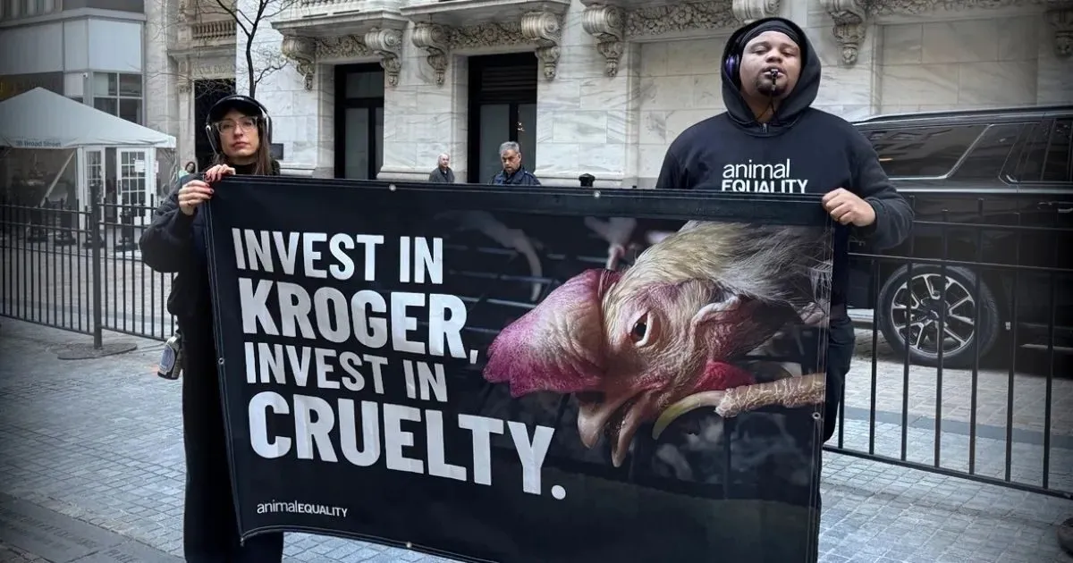 Membra do conselho do Kroger é confrontada em frente à investidores na Bolsa de Valores 2 Banner em protesto no dia dos investidores do Kroger